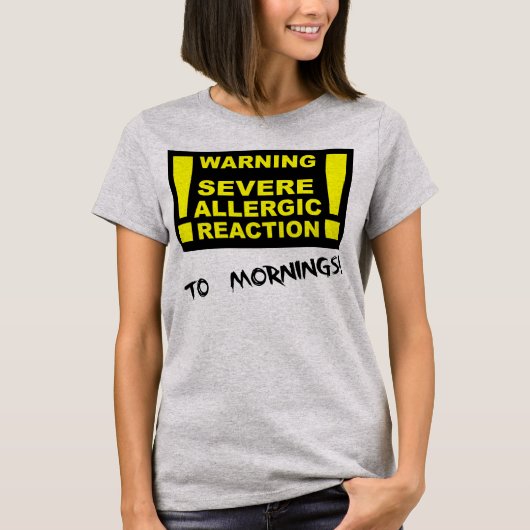 朝のせいで重度のアレルギー反応が出る面白いTシャツ Tシャツ (正面)