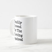 朝のために醸造されたばかりの コーヒーマグカップ (正面左)