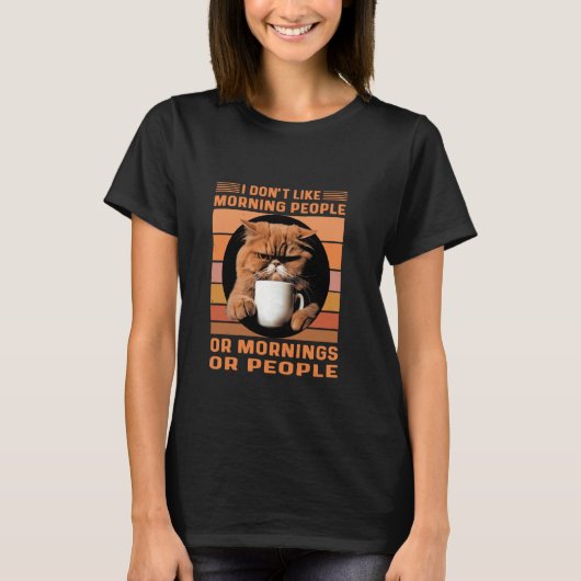 朝のコーヒーを飲む興奮したペルシャ猫 Tシャツ (正面)