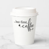 朝のコーヒー愛好家のための「But First Coffee」カップ 紙コップ (正面)