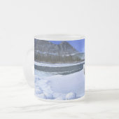 朝のパトロールの白いオオカミの川のマグ フロストグラスマグカップ (正面左)