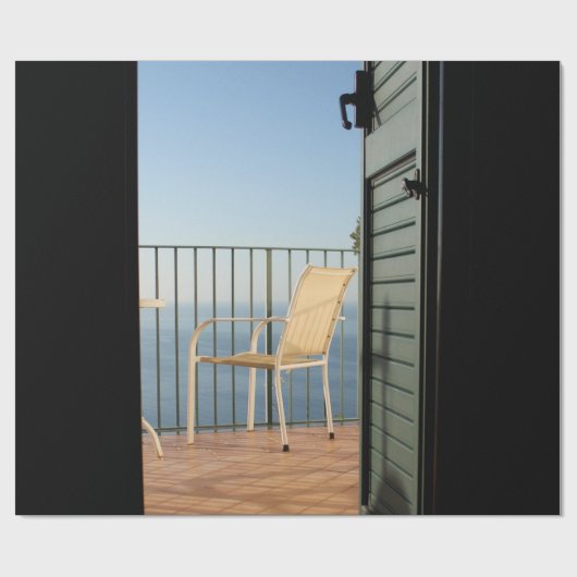 朝のフェンスの横の白い金属製のアームチェア ラッピングペーパー (フラット)