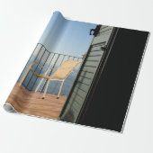 朝のフェンスの横の白い金属製のアームチェア ラッピングペーパー (アンロールド)