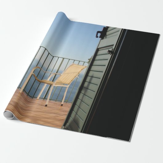 朝のフェンスの横の白い金属製のアームチェア ラッピングペーパー (アンロールド)