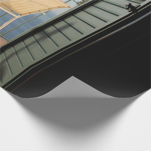 朝のフェンスの横の白い金属製のアームチェア ラッピングペーパー (角)