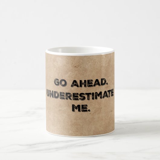 朝のモチベーション：私を過小評価 コーヒーマグカップ (中央)