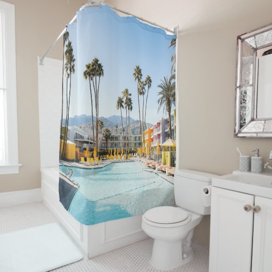 朝のヤシの木の近くのスイミングプール シャワーカーテン (インサイチュ)