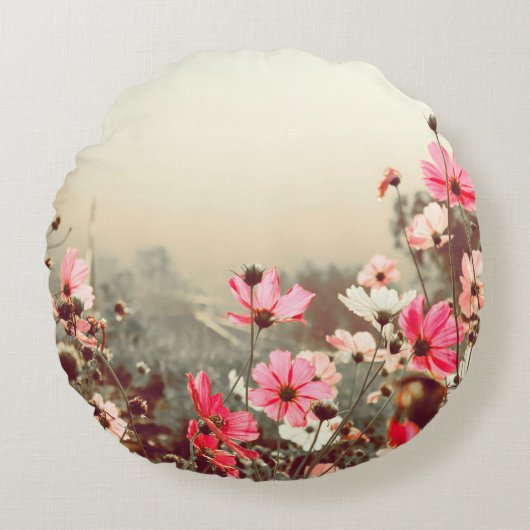 朝の光、ピンクのコスモスの咲く。 ラウンドクッション (正面)
