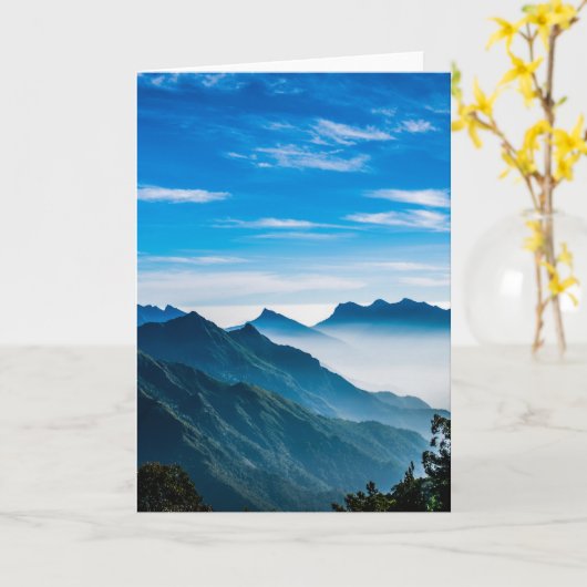 朝の山の霧の風景 カード (黄色い花)