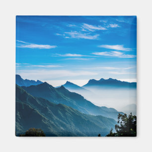 朝の山の霧の風景 マグネット