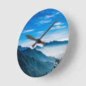 朝の山の霧の風景 ラウンド壁時計 (傾斜)