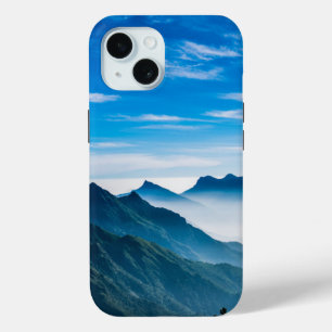 朝の山の霧の風景 iPhone 15ケース