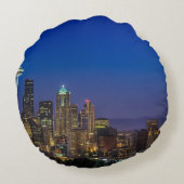 朝の時間のシアトルのスカイラインのイメージ ラウンドクッション (裏面)