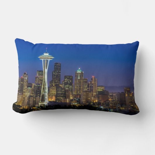 朝の時間のシアトルのスカイラインのイメージ ランバークッション (正面)