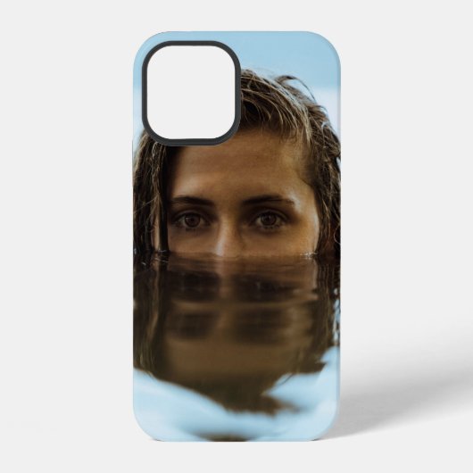 朝の水面に佇む女性 iPhoneケース (裏面)