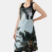 朝の白空の下の緑のヤシの木 エプロン (インサイチュ)