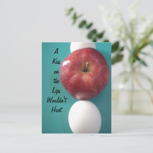 朝の相棒たち:2つの卵と1つのリンゴ 静物画 ポストカード (スタンド正面)