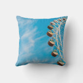 朝の空の下の白澄んい観覧車 クッション (裏面)