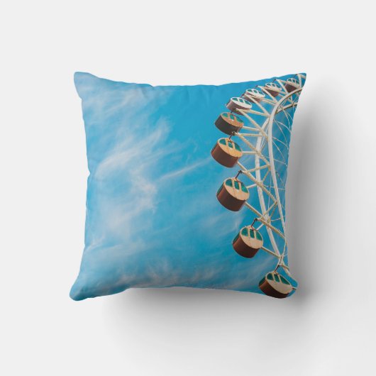 朝の空の下の白澄んい観覧車 クッション (裏面)