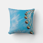 朝の空の下の白澄んい観覧車 クッション (正面)