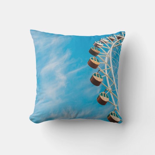 朝の空の下の白澄んい観覧車 クッション (正面)