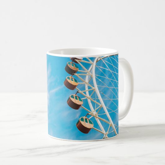 朝の空の下の白澄んい観覧車 コーヒーマグカップ (正面右)