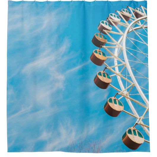朝の空の下の白澄んい観覧車 シャワーカーテン (正面)