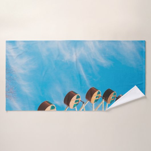 朝の空の下の白澄んい観覧車 バスタオル (バスタオル)