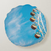 朝の空の下の白澄んい観覧車 ラウンドクッション (裏面)
