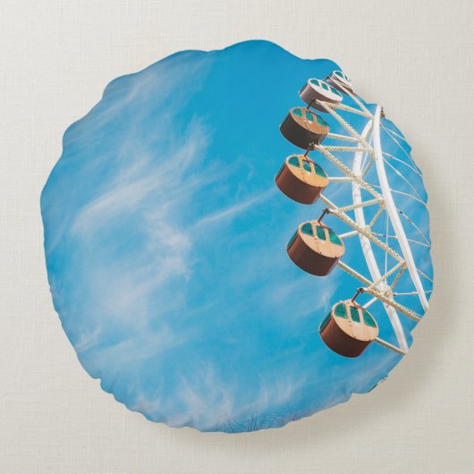 朝の空の下の白澄んい観覧車 ラウンドクッション (裏面)