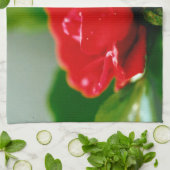 朝の赤いバラが露の雫で覆われている キッチンタオル (折り畳み)