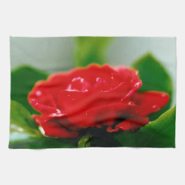 朝の赤いバラが露の雫で覆われている キッチンタオル