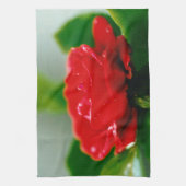 朝の赤いバラが露の雫で覆われている キッチンタオル (縦)