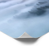 朝の霧が木々をかすめて流れていく ポスター (角)