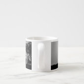 朝の霧のあるシカのイメージ エスプレッソカップ (裏面)