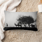 朝の霧のあるシカのイメージ ランバークッション (ブランケット)