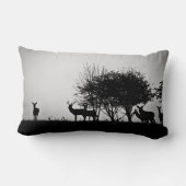 朝の霧のあるシカのイメージ ランバークッション (裏面)