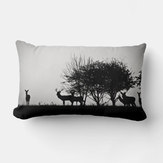 朝の霧のあるシカのイメージ ランバークッション (正面)