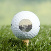 朝の霧の中で水の上に家を沸かす ゴルフボール (インサイチュ 木)