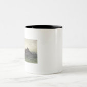 朝の霧の中で水の上に家を沸かす ツートーンマグカップ (中央)