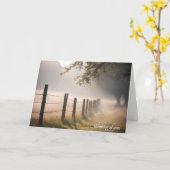 朝の霧の国のフェンス カード (黄色い花)