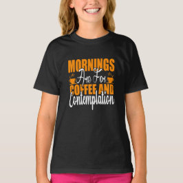 朝はコーヒーと熟考のためだ Tシャツ
