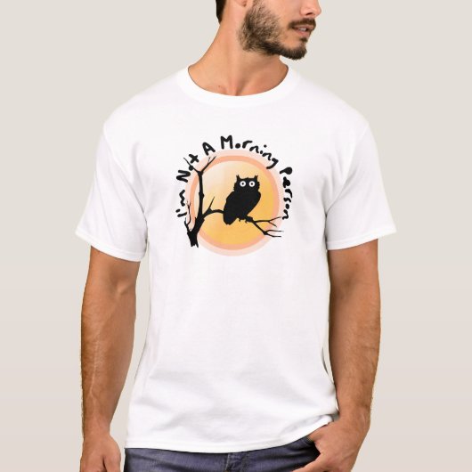 朝は得意じゃない、とフクロウが言ってる Tシャツ (正面)