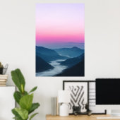 朝日が昇る山々に濃霧の川が流れ込む ポスター (ホームオフィス)