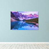 朝日の出の前にモレーヌ湖でバラ色の雲 キャンバスプリント (インサイチュ (ウッドフロア))