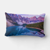 朝日の出の前にモレーヌ湖でバラ色の雲 ランバークッション (裏面)