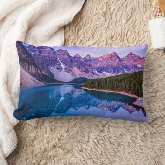 朝日の出の前にモレーヌ湖でバラ色の雲 ランバークッション (ブランケット)