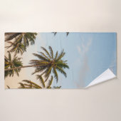 朝曇り空の下のココナツの木 バスタオル (バスタオル)