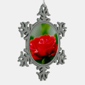 朝赤バラが露で覆われた スノーフレークピューターオーナメント (左)