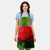 朝赤薔薇は露に覆われ エプロン (着用した状態)